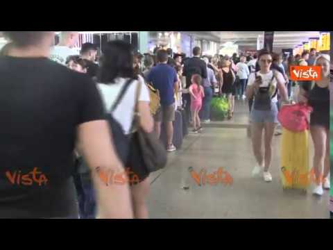 Caos sui treni Roma-Firenze, la folla in attesa alla stazione Termini