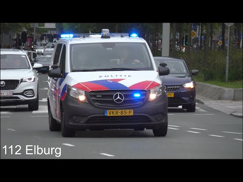 PRIO 1 Politie hondengeleider Amsterdam met spoed manoeuvreert zich door het verkeer in Amsterdam