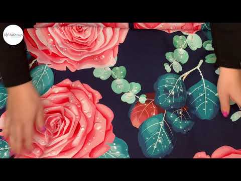 Se produktvideoen til Bomuldsjersey med gigantiske roser - navy på YouTube