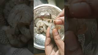 Download lagu How to de-vein the prawns easily using toothpick stick ? How to clean prawns? #shorts mp3