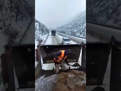 Innovative road salting! 💡🙃🚛💨 unknownartist #truckdriver #lkw #camion #bigrig #hgv #lorry #funny