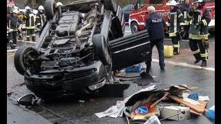 preview picture of video 'Unfall in Kirchlotheim: Auto überschlug sich - Fahrer eingeklemmt - Feuerwehr im Einsatz'