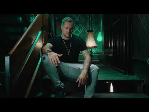 Mc Yankoo ft. Milica Todorović - Ljubi me budalo HD (lyrics on the screen)