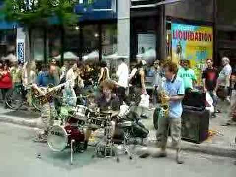 L'été à Montréal - KAMENDJA fait de la musique sur la Rue Ste-Catherine