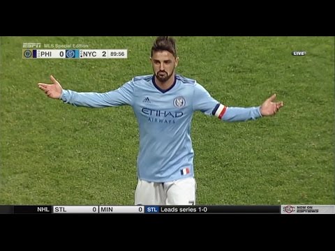 David Villa scores a GOLAZO from 50 yards away