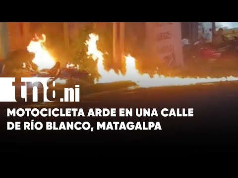 Fuego en plena calle de Río Blanco: Moto envuelta en llamas asusta a vecinos