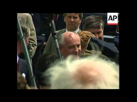Soviet Union leader Mikhail Gorbachev and his wife Raisa leave Washington, DC after a four day Summi