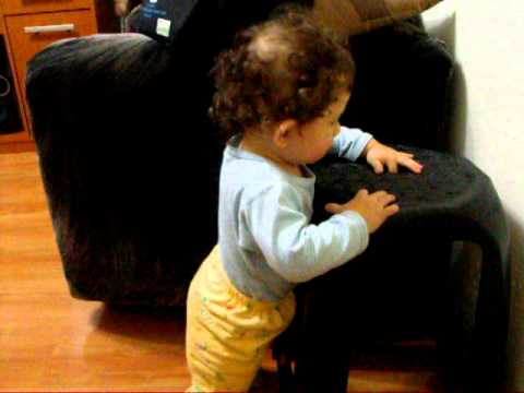 José Gabriel empujando un banquito