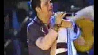 Sanz con bandera del Club Oficial Alejandro Sanz Argentina