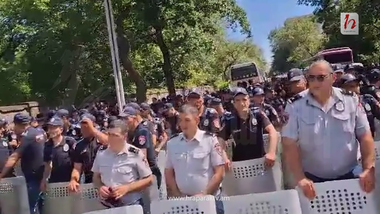 Ոստիկանական պատը ԱԺ Դեմիրճյան մուտքի մոտ