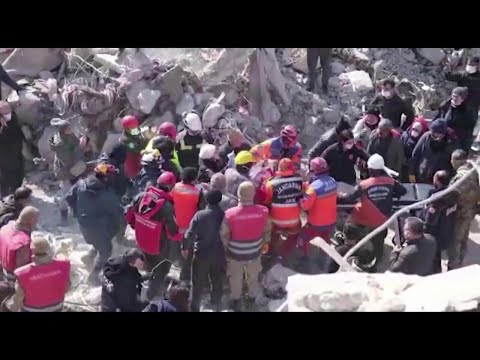 Terremoto in Turchia, due donne estratte vive dalle macerie dopo 203 ore