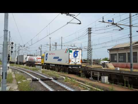 E.474-014 SBB CARGO CON RoLa ENTRA IN NOVARA BOSCHETTO A PASSO D'UOMO. (NO) 5 - 7 - 2016