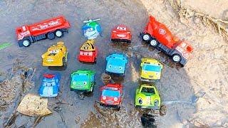 Menemukan mainan bus tayo kecil tenggelam di sungai persawahan