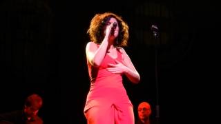 Elena Gadel cantando "Subo al tren" en Luz de Gas