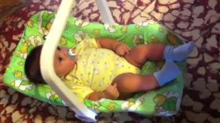 Bebe se mece solo