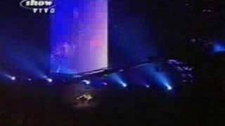 Axl Rose Throws Out a Fan (HILARIOUS!)