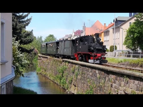 Der "Wilde Robert" 99 584 rumpelt, dampft und pfeift durch Oschatz. ☆ Döllnitzbahn, 24. Mai 2021