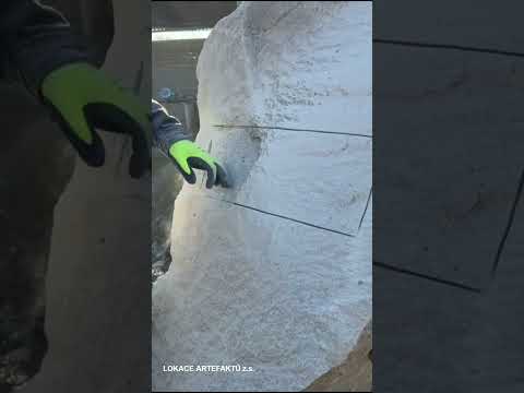 Vzpomínkový kámen na legendu hledačů pokladů Josefa Mužíka