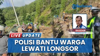 Pengendara Motor Dibantu Satlantas Polres Gayo Lues Saat Melintasi Jalan Longsor di Takengon Aceh