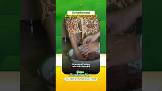 Download lagu Sungkeman dengan Membasuh Kaki Orang Tua Kita Apa Manfaatnya? mp3