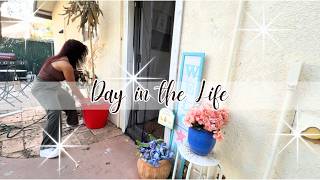 *NEW* DAY IN THE LIFE // Light Homemaking Day 💛 Fresh Patio & Kitchen Tidy + Solo Summer Dinner 🍽️