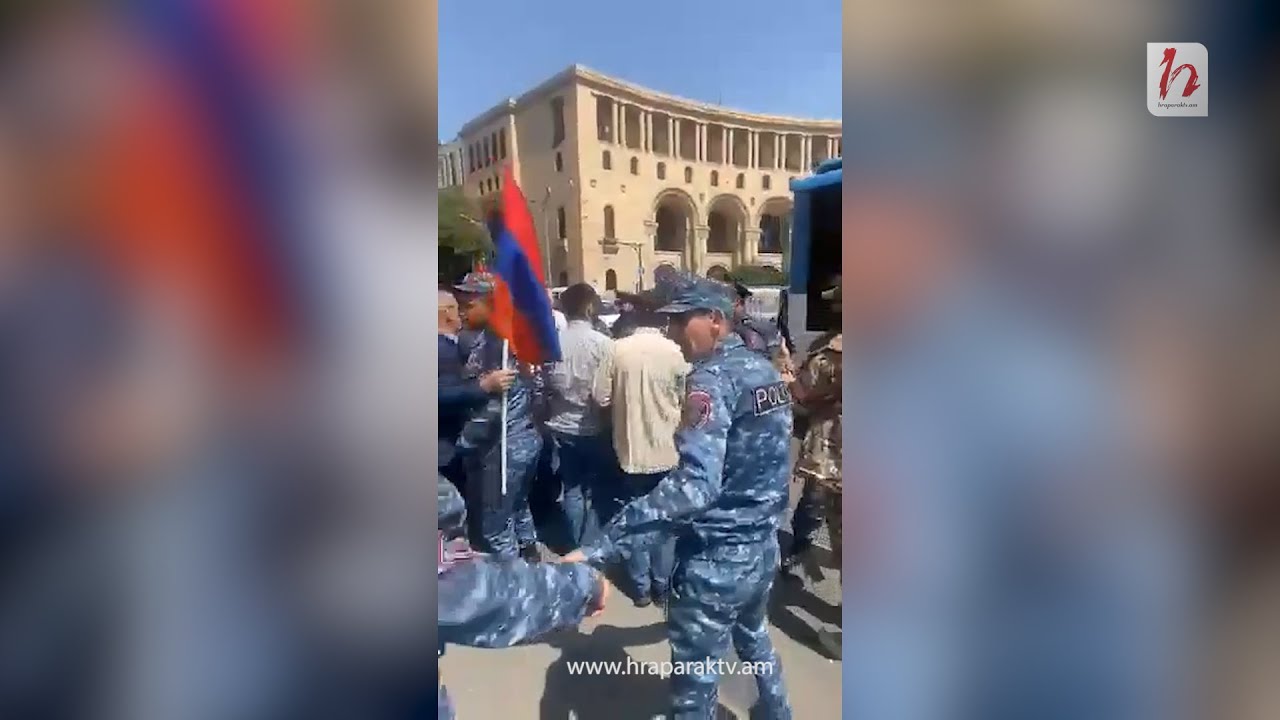 Ոստիկանները բռնագրավում են Փաշինյանի երգիծանկարն ու դրոշները