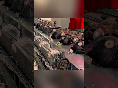 Comment un ballon de football est fabriqué : du caoutchouc au terrain