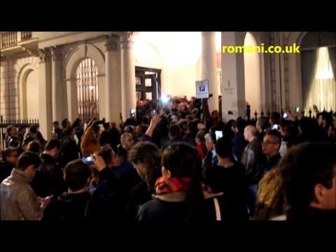 Proteste la Londra la sectia de votare 150 - peste 5 000 de persoane refuzate la vot !  Romani in UK