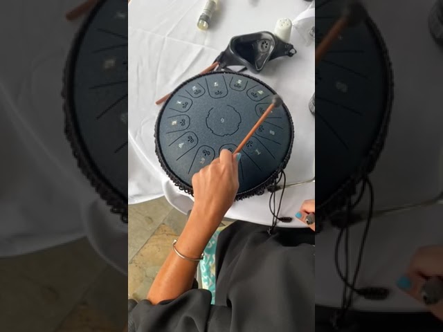 Vídeo relacionado con Tambor de mano, sartén de acero de 12 notas en re menor con bolsa, trípode y mazo, instrumento de percusión portátil de 432 Hz para músicos y relajación