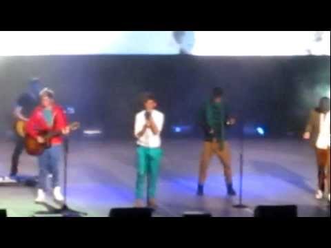 'Use Somebody' by One Direction (Kings of Leon cover) - Melbourne