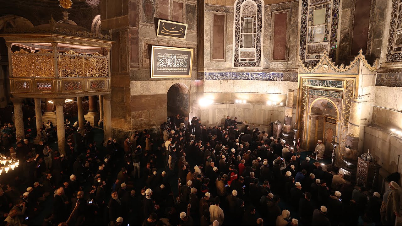 88 yıl sonra Ayasofya Camii'nde ilk teravih namazı kılındı