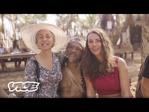 Partygänger sitzen wegen Coronavirus auf einem Musikfestival fest