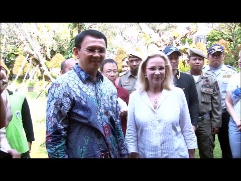 Gubernur Ahok dan Dubes Finlandia Tanem Pohon Bareng di Taman Menteng
