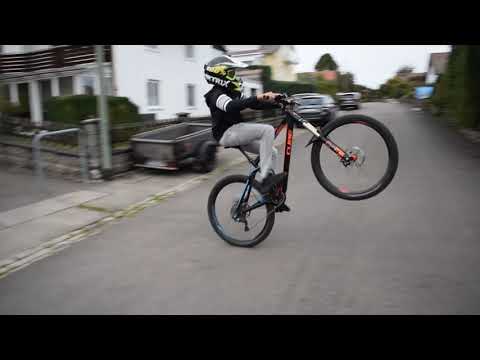 Treppen und Wheelies fahren im Dorf |#10