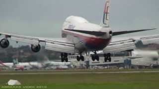 preview picture of video 'Malaysia 747-4H6 [9M-MPN] - Landing at Sydney - 25 April 2010'