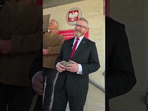 Grzegorz Braun: Usunięcie flagi ukraińskiej to racja stanu