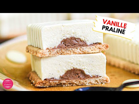 Small vanilla bavarois biscuits with praline