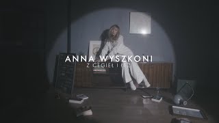 Kadr z teledysku Z cegieł i łez tekst piosenki Anna Wyszkoni