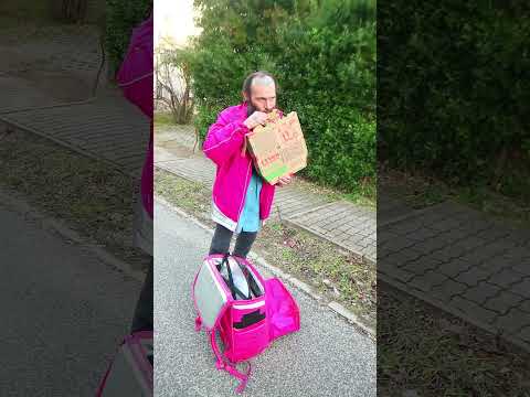 Bartos a pizzafutár