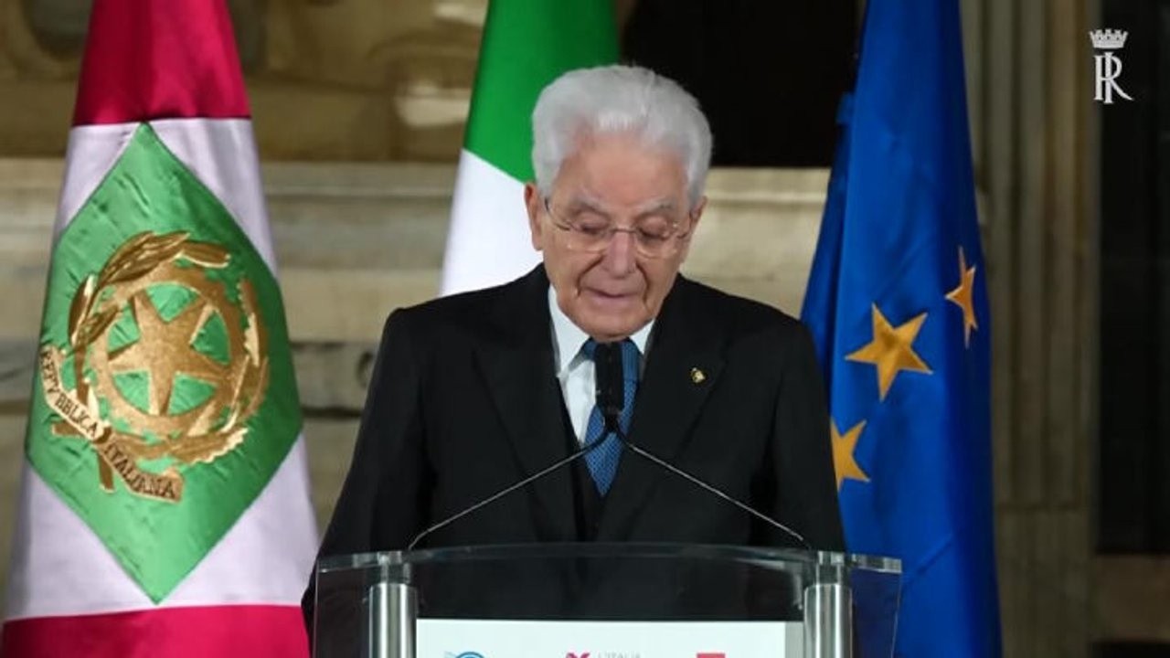 Mattarella: Fake news manipolano già oggi l'informazione