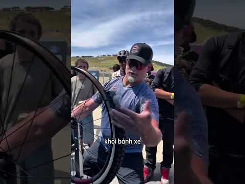 Một pha điều khiển bóng bằng bánh xe đạp tưởng như không thể thực hiện được 😳