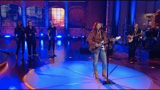 Jo Dee Messina Performs &quot;Heads Carolina, Tails California&quot; | Huckabee