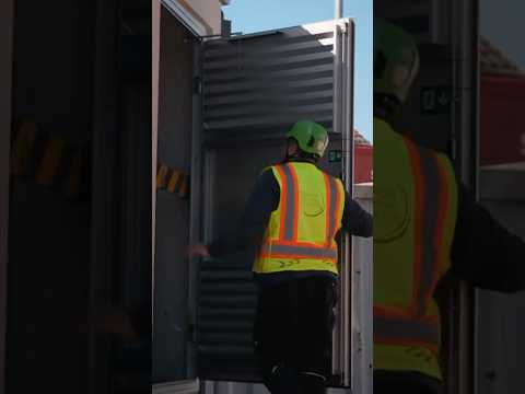 Arbeiten an Trafostationen sind kein Job für „mal schnell nebenbei". #energietechnik #trafo #energie