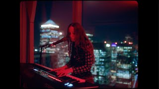 Musik-Video-Miniaturansicht zu London Is Lonely Songtext von Holly Humberstone
