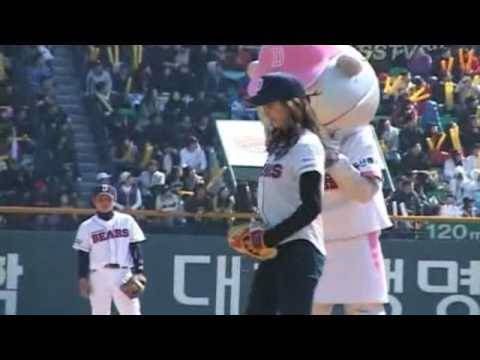 100328 SNSD Taeyeon sing & Yoona, Seohyun pitch. hit