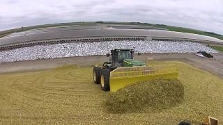 preview picture of video 'John Deere 9560R with Degelman 7900 Dozer Blades Piling Corn Silage'