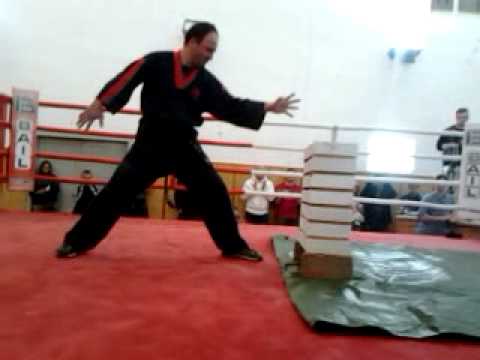 Kung-fu přeseknutí 7 cihel najednou