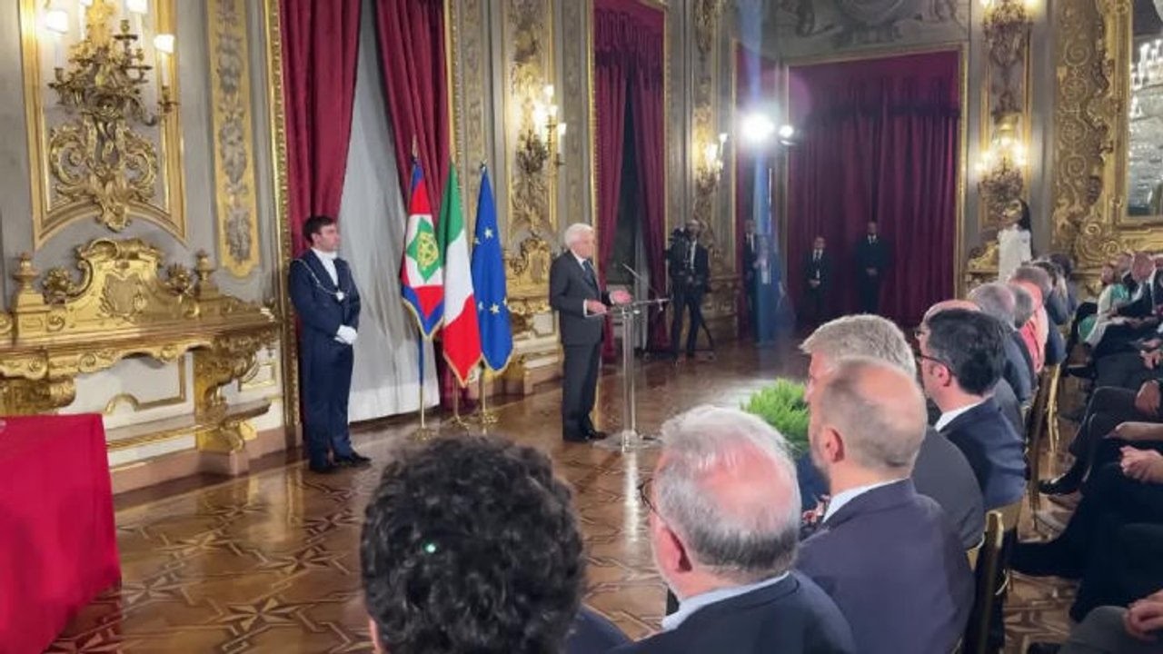 Applauso per Mattarella al termine del suo intervento a cerimonia Ventaglio con Stampa Parlamentare