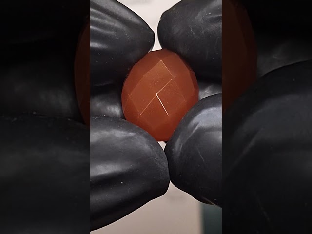 حجر عقيق طبيعي قص فاخر مفحوص و موثق بشهادة مختبر