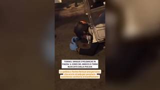 Torino, «street medic» fermato dalla polizia, a terra e insanguinato durante il corteo